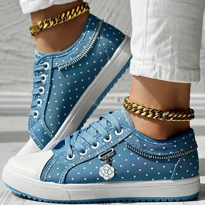 Floria | Sneakersy z siateczką, haftem kwiatowym i dekoracyjną zawieszką