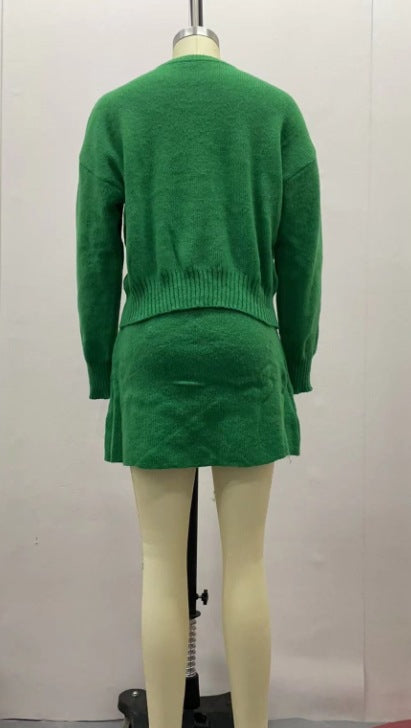 Kobieta w dzianinowym komplecie sweter i spódnica mini