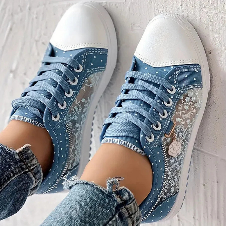 Floria | Sneakersy z siateczką, haftem kwiatowym i dekoracyjną zawieszką