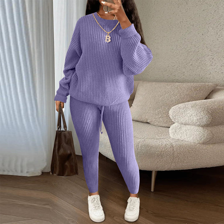 Kobieta w prążkowanym dzianinowym komplecie sweter i spodnie