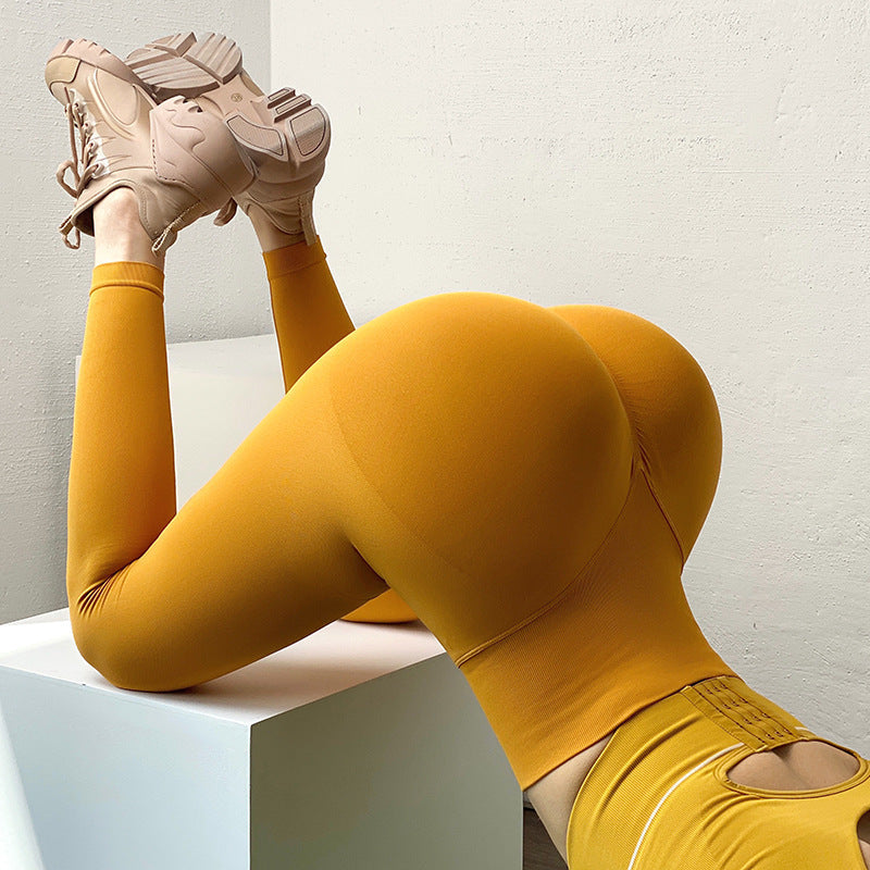 Kobieta w modelujących legginsach push up