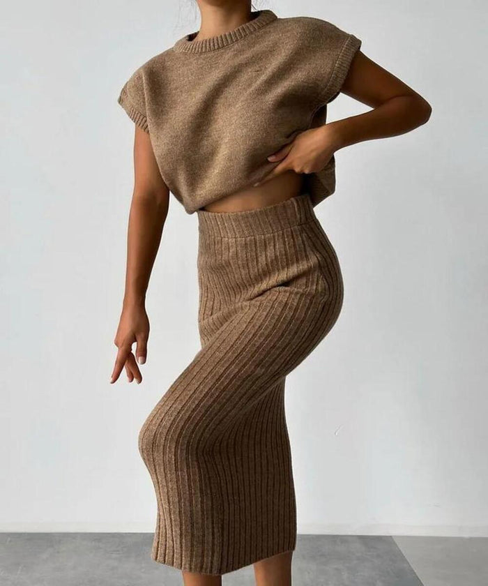Lynn | Ensemble deux pièces composé d'un cardigan sans manches et d'une jupe tricotée